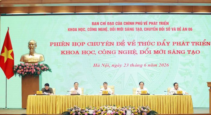 Các đồng chí chủ trì phiên họp.