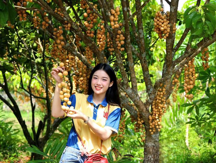 Các bạn trẻ thích thú tạo dáng chụp ảnh.