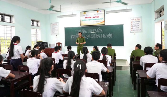 Công an phường Hương An tuyên truyền các quy định về phòng, chống ma túy cho các em học sinh.