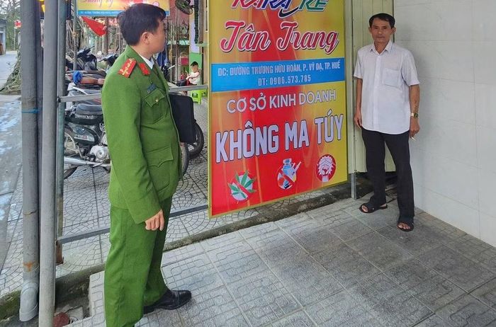 Một điểm kinh doanh dịch vụ gắn bảng "Cơ sở kinh doanh không ma túy".