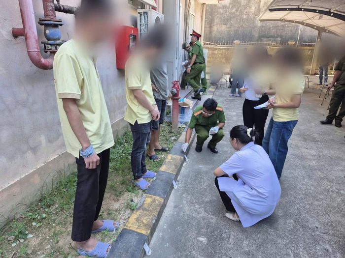 Công an phường Hương An (TP Huế) test ma túy đối với công nhân đang làm việc tại cụm công nghiệp.