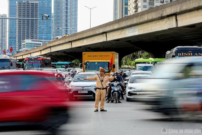 CSGT Hà Nội chỉ huy, phân luồng giao thông.