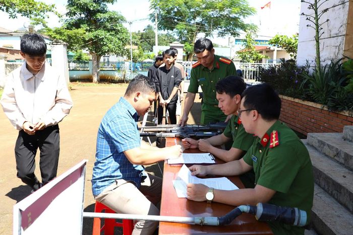 Công an cơ sở ở Lâm Đồng thực hiện cao điểm tấn công trấn áp tội phạm, thu hồi vũ khí, vật liệu nổ trong dân.