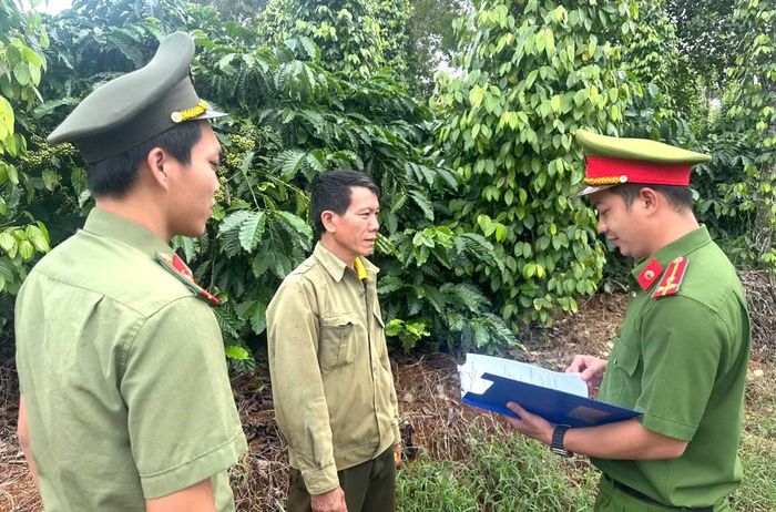 Công an xã Đắk Song lên rẫy gặp gỡ người dân tuyên truyền pháp luật.