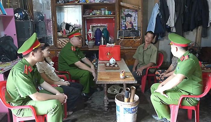  Cán bộ, chiến sĩ Công an xã Đông Cuông thường xuyên thăm hỏi, động viên, nắm bắt tình hình học tập của em Bảo Trâm. 
