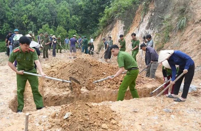 Công an xã Xuân Ái, tỉnh Lào Cai trao kinh phí và tổ chức khởi công xây dựng ngôi nhà mới cho em Dương Phú Thắng.