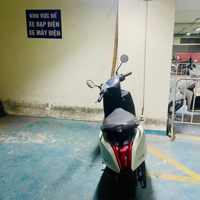 Tại khu vực dành cho xe điện cũng có sẵn ổ cắm điện hỗ trợ người dân.