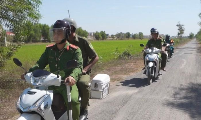 Công an xã tuần tra đảm bảo an ninh trật tự trên địa bàn.