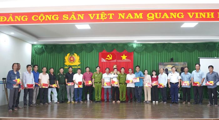 Đoàn công tác tặng 50 lá cờ Tổ quốc cho người dân dự buổi tuyên truyền.