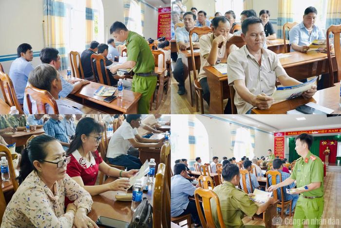 Công an xã Phan Ngọc Hiển phát tờ rơi phòng chống ma túy đến người dân dự buổi tuyên truyền.