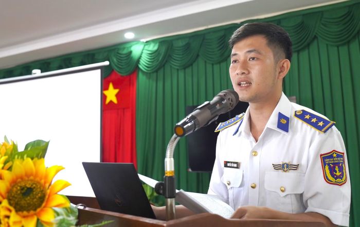 Các báo cáo viên thông tin về tình hình tội phạm ma túy trên địa bàn.