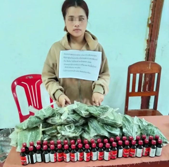 Một nghi phạm bị bắt giữ tại tỉnh Attapeu cùng tang vật lá Kratom và số bình chứa nước hỗn hợp từ lá này. Ảnh: C.A.Q.G