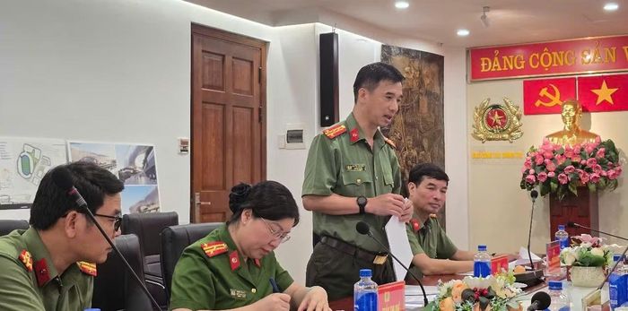 Đại tá Nguyễn Đình Thảo, Trưởng phòng Văn hóa, văn nghệ thừa ủy quyền của lãnh đạo Cục Công tác chính trị tiếp thu ý kiến của các đại biểu.