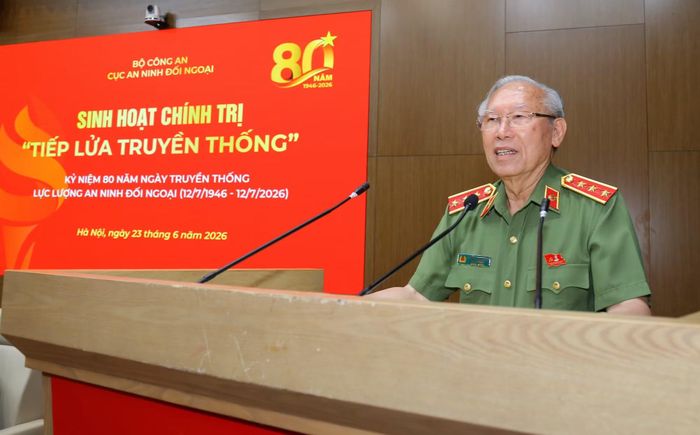 Thượng tướng Nguyễn Văn Hưởng, nguyên Thứ trưởng Bộ Công an phát biểu giao lưu tại buổi sinh hoạt chính trị.