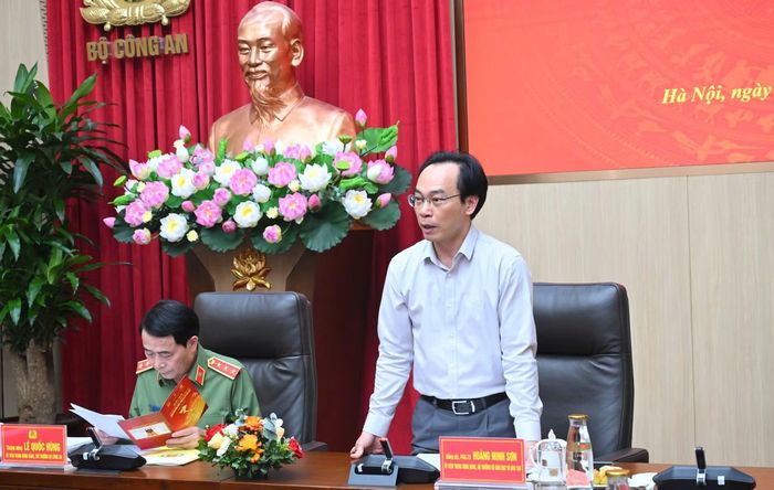 Bộ trưởng Bộ GD&amp;ĐT Hoàng Minh Sơn phát biểu tại buổi làm việc.