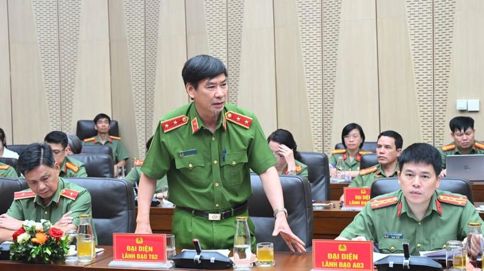 Các đại biểu thảo luận, phát biểu ý kiến tại buổi làm việc.