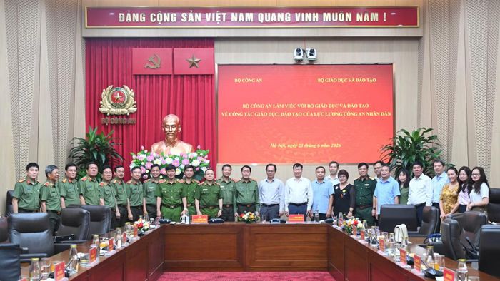 Các đại biểu chụp ảnh tại buổi làm việc.