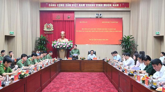 Thứ trưởng Lê Quốc Hùng và Bộ trưởng Hoàng Minh Sơn chủ trì buổi làm việc.