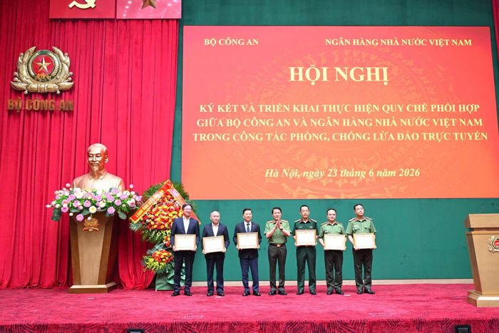 Bộ trưởng Lương Tam Quang tặng Bằng khen cho các tập thể có thành tích xuất sắc.