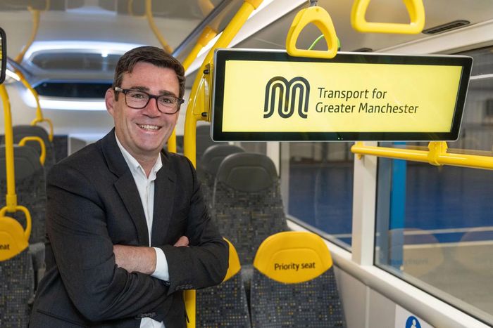  Khi là Thị trưởng Greater Manchester, ông Burnham nỗ lực đưa hệ thống xe buýt trở lại dưới sự điều phối của chính quyền địa phương 