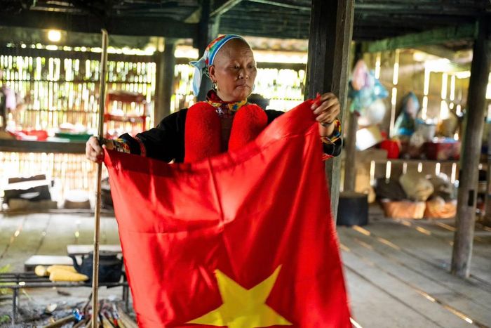 Hạnh phúc khi được trao cờ Tổ quốc.
