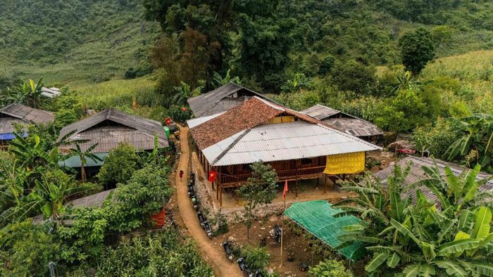 Những lá cờ đỏ thắm nổi bật tại Cần Yên.