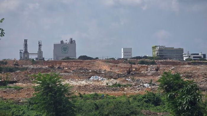 Một lượng lớn đất đã được lấy đi sau khi hạ cốt nền, san phẳng để bàn giao mặt bằng.