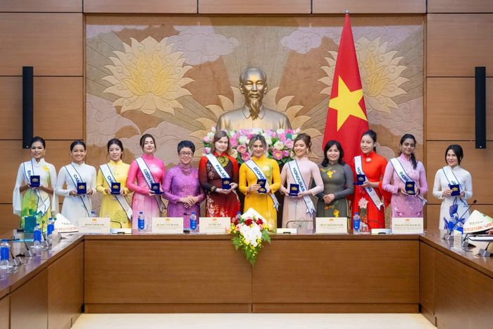Dàn người đẹp đến từ nhiều quốc gia đón nhận các món quà lưu niệm trong ngày thăm Nhà Quốc hội Việt Nam.