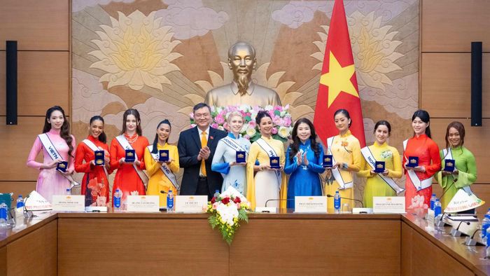 Nhiều quà tặng lưu niệm ý nghĩa được trao tặng các thí sinh.