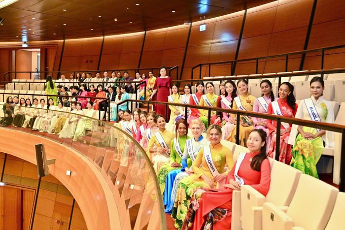 Các thí sinh thăm Nhà Quốc hội Việt Nam.