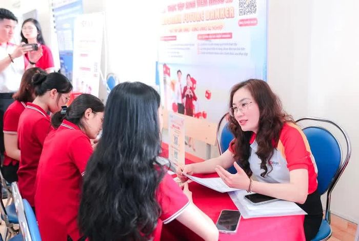 Trường Đại học Ngoại thương kết nối, tổ chức chương trình phỏng vấn 1-1 giữa sinh viên và doanh nghiệp. Ảnh: FTU