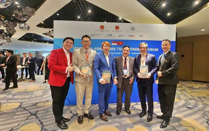 Tác giả nhà văn, nhà nghiên cứu Nguyễn Xuân Tuấn tặng sách tại Diễn đàn hợp tác kinh tế VN-SINGAPORE.