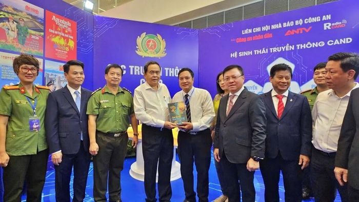 Nhà văn Nguyễn Xuân Tuấn tặng sách Chủ tịch Quốc hội Trần Thanh Mẫn và các vị lãnh đạo.