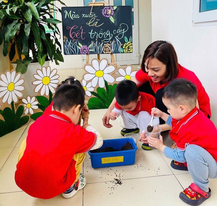 Cô và trò Trường Mầm non Tuổi Hoa.