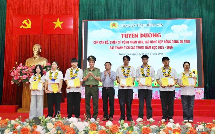 Lãnh đạo Công an tỉnh Hưng Yên và lãnh đạo Hội Khuyến học tỉnh Hưng Yên trao giải thưởng cho các em học sinh đạt thành tích cao năm học 2025-2026 và các em học sinh có hoàn cảnh đặc biệt nỗ lực vượt khó vươn lên trong học tập, rèn luyện.