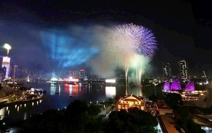 Pháo hoa rực sáng trên bầu trời Thành phố Hồ Chí Minh tối 30/4/2026.