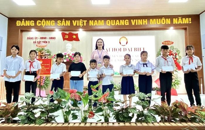 Lãnh đạo Hội Khuyến học tỉnh Lâm Đồng trao học bổng cho các em học sinh tiêu biểu của xã Cát Tiên 3.