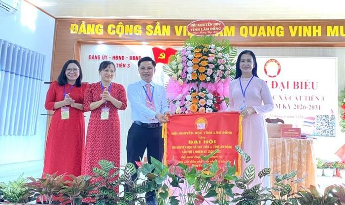 Chủ tịch Hội Khuyến học tỉnh Lâm Đồng Tôn Thị Ngọc Hạnh trao tặng đại hội bức trướng mang thông điệp hành động "Đẩy mạnh khuyến học, khuyến tài, xây dựng Lâm Đồng phát triển nhanh và bền vững".