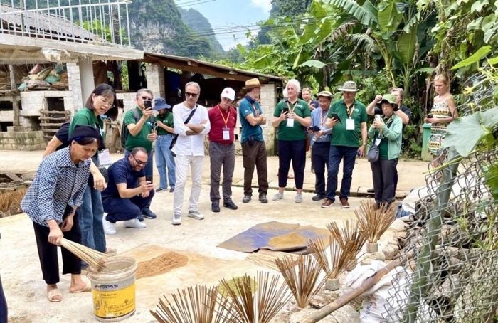 Khách du lịch tham quan, trải nghiệm làng nghề làm hương Phúc Sen, xã Quảng Uyên.