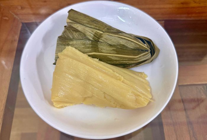Bánh ngô dẻo mềm, đậm đà hương vị quê.