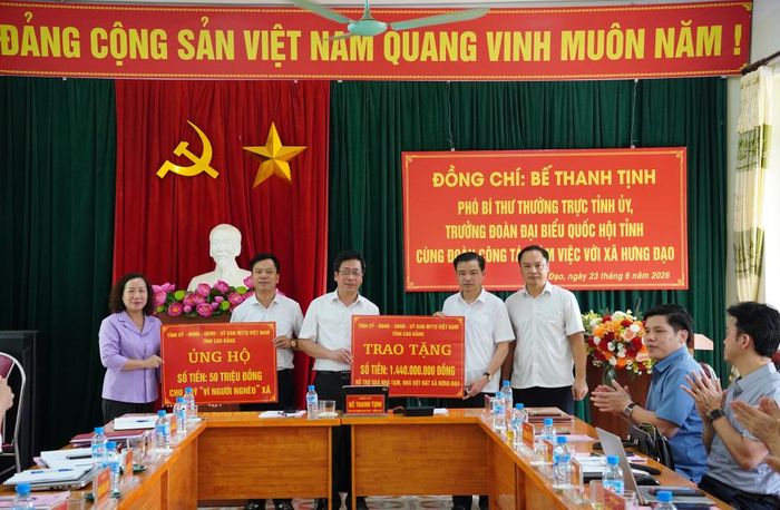Đoàn công tác trao kinh phí hỗ trợ Quỹ "Vì người nghèo" và hỗ trợ xóa nhà tạm, nhà dột nát cho xã Hưng Đạo.