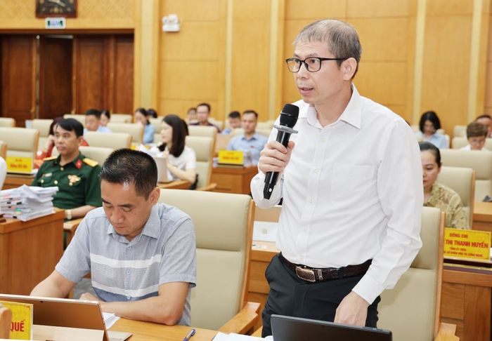Giám đốc Sở Nông nghiệp và Môi trường Nông Quốc Hùng giải trình các vấn đề liên quan đến lĩnh vực nông nghiệp, nông thôn và đất đai.