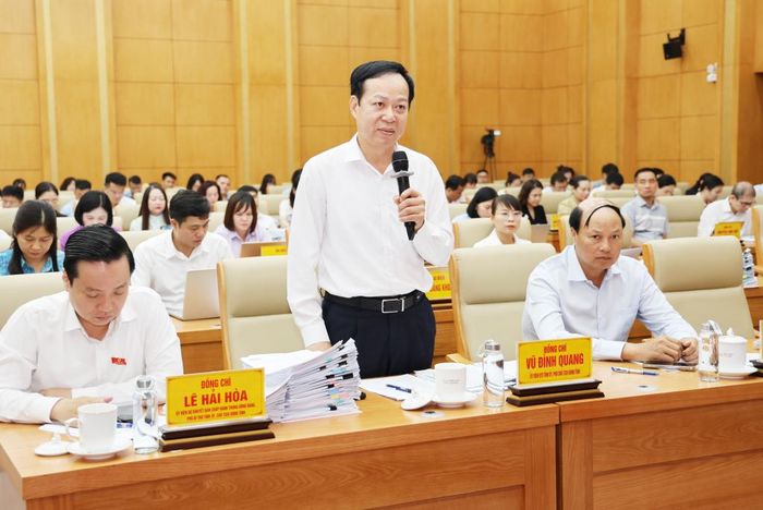 Đồng chí Vũ Đình Quang, Ủy viên Ban Thường vụ Tỉnh ủy, Phó Chủ tịch Thường trực UBND tỉnh phát biểu tại phiên thảo luận chung.