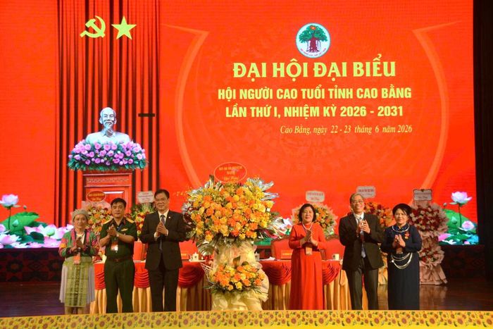 Đồng chí Vũ Hồng Quang, Phó Bí thư Tỉnh ủy, Chủ tịch Ủy ban MTTQ tỉnh tặng hoa chúc mừng Đại hội.