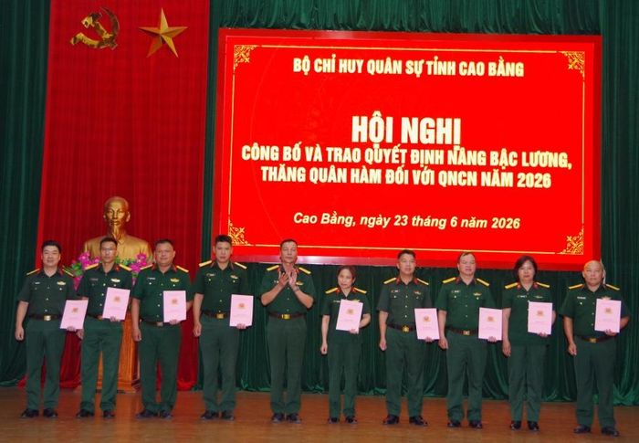 Đại tá Lê Quốc Thành, Phó Chỉ huy trưởng, Tham mưu trưởng Bộ Chỉ huy Quân sự tỉnh trao quyết định cho các đồng chí thăng quân hàm từ thiếu tá lên trung tá quân nhân chuyên nghiệp.