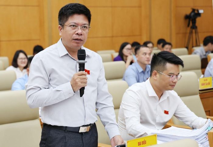Đại biểu HĐND tỉnh chất vấn Giám đốc Sở Y tế.