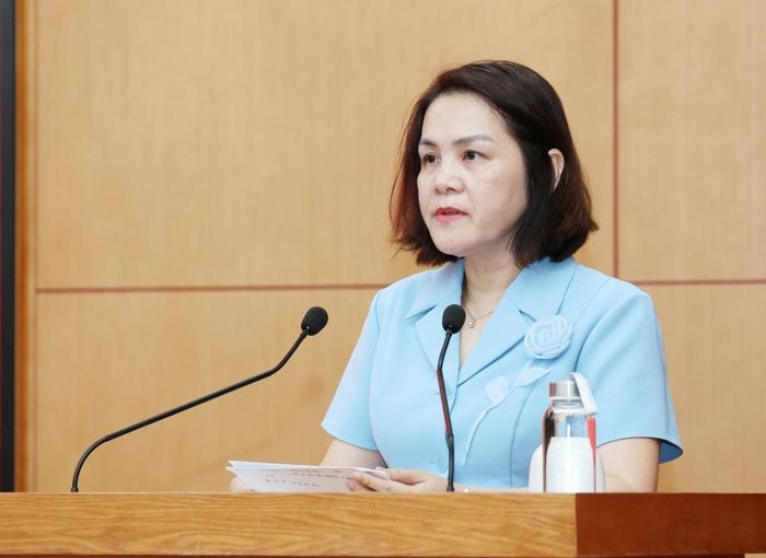 Đồng chí Nguyễn Ngọc Thư, Giám đốc Sở Giáo dục và Đào tạo trả lời chất vấn.