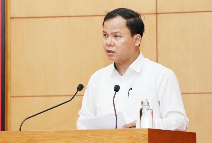 Đồng chí Phạm Xuân Tùng, Giám đốc Sở Công Thương trả lời chất vấn về việc các doanh nghiệp tự ý giảm giá thu mua thuốc lá.