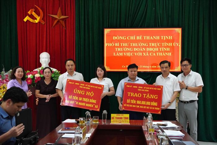 Đoàn công tác trao kinh phí hỗ trợ Quỹ "Vì người nghèo" và hỗ trợ xóa nhà tạm, nhà dột nát cho xã Ca Thành.
