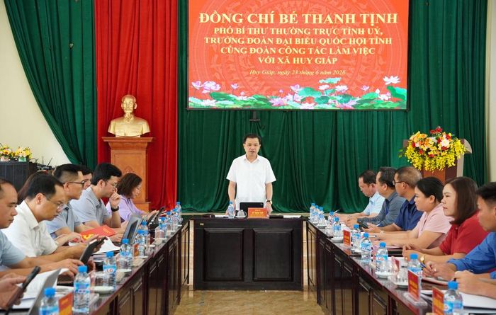 Đồng chí Bế Thanh Tịnh, Phó Bí thư Thường trực Tỉnh ủy, Trưởng Đoàn đại biểu Quốc hội tỉnh kết luận cuộc họp tại xã Huy Giáp.